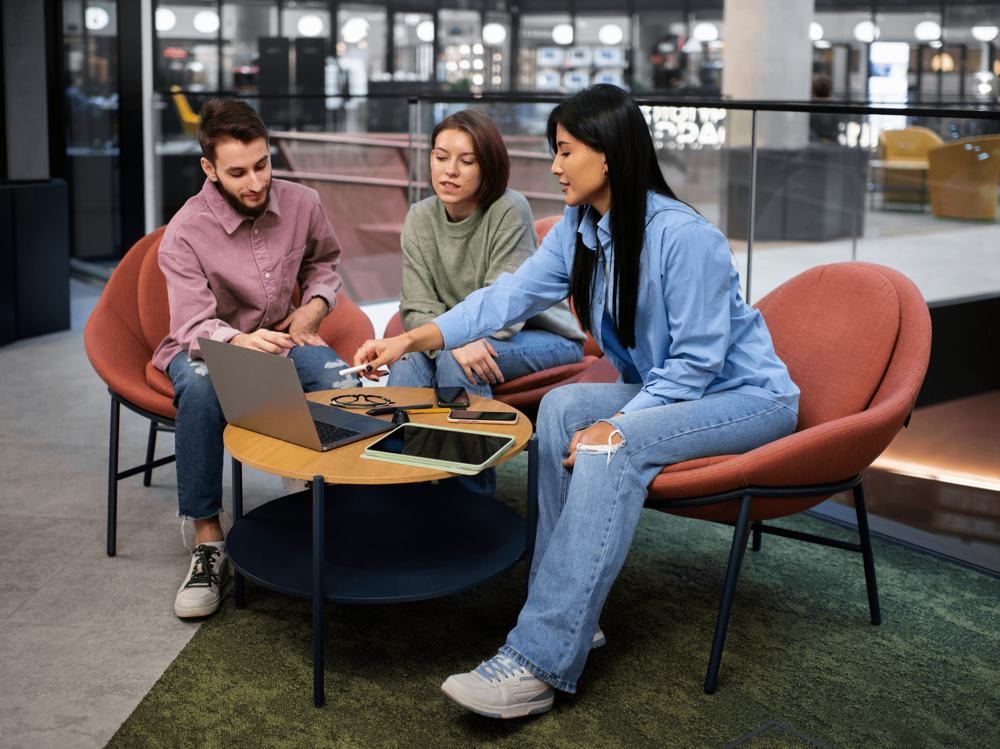 Three entrepreneurs talking in the Oh My Desk lounge